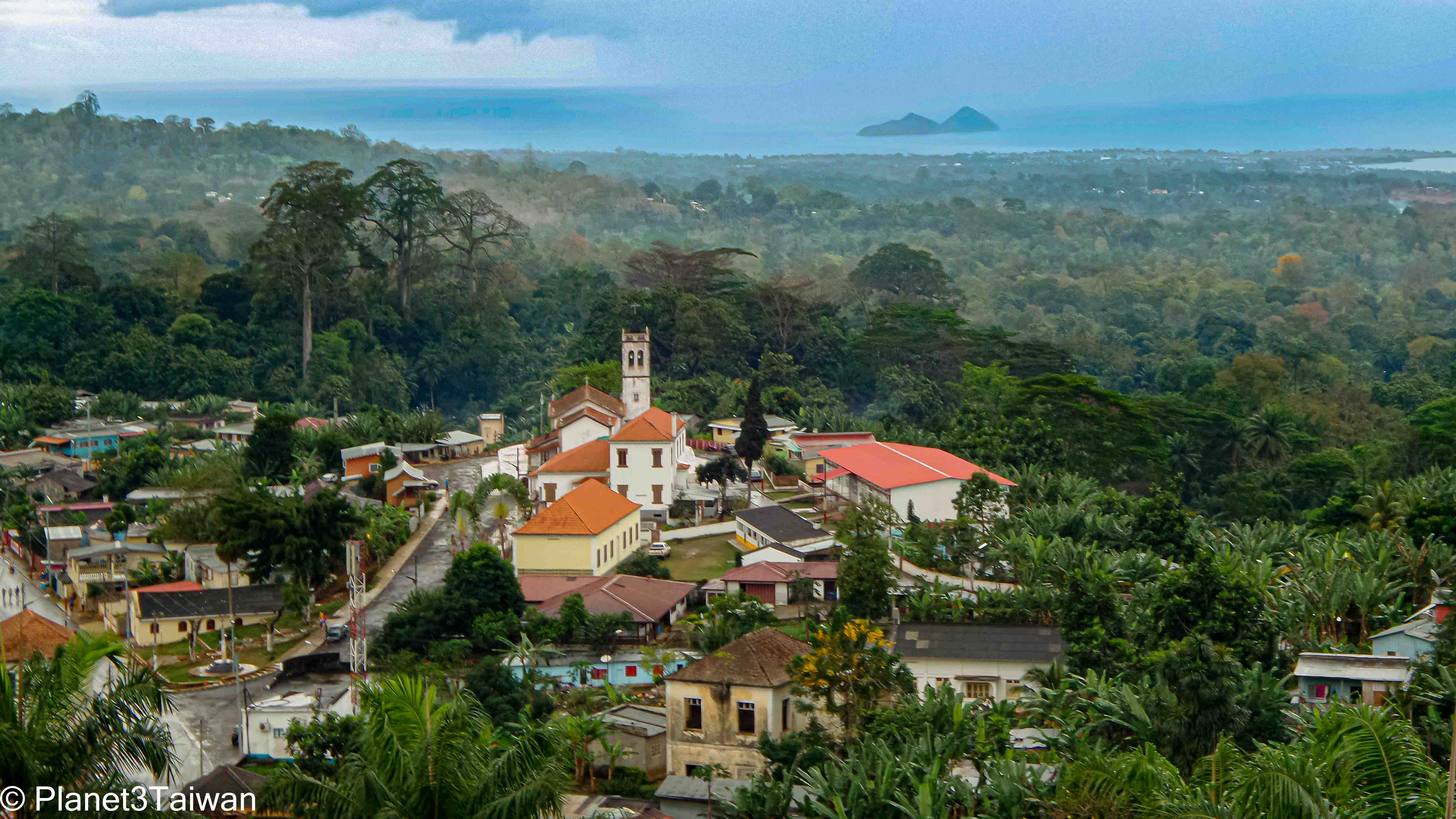 聖多美千里達市眺望首都 Cidade Trindade com vista para São Tomé